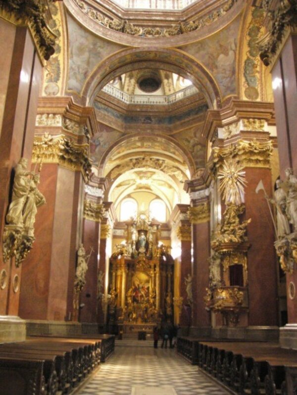 Bohatě zdobené interiéry barokního chrámu sv. Michala v Olomouci.