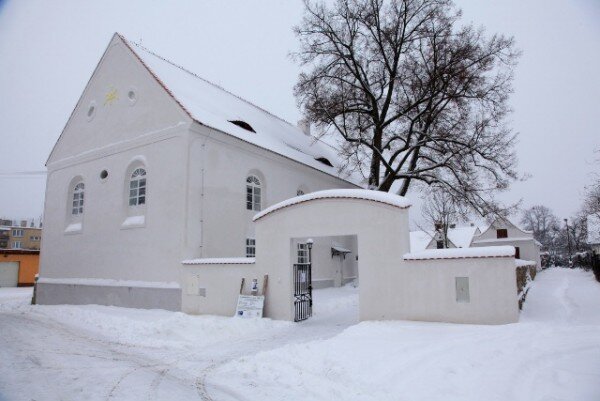 Obnovená synagoga ve Čkyni.