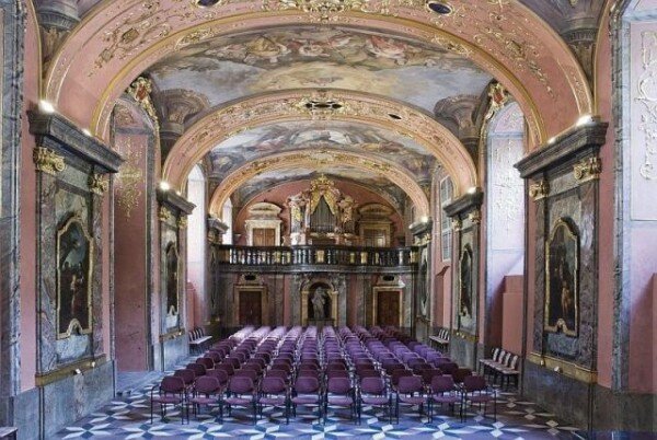 Zrcadlovou kapli využívaly v průběhu věků různé instituce sídlící v Klementinu. V roce 1936 se stala koncertní a výstavní síní knihovny. 