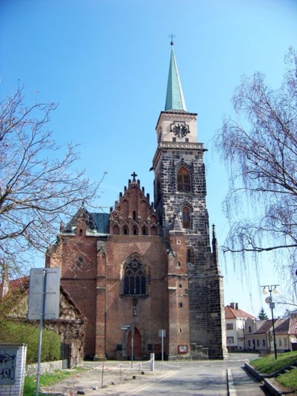 Revitalizace Kostelního náměstí u kostela sv. Jiljí v Nymburce by se měla týkat celého náměstí, neutěšeného stavu dlažby i přilehlého parčíku.