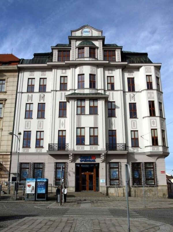 Zástupcem moderní architektury v Jihlavě je i budova, v níž nyní sídlí Česká spořitelna (ilustrační foto).