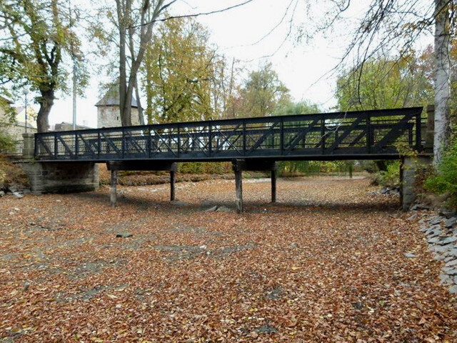 Příhradová mostní konstrukce má délku přibližně 20 metrů, šířku téměř 4,5 metru a je osazena na nábřežních zděných pilířích s rohy z kvádříkového zdiva.