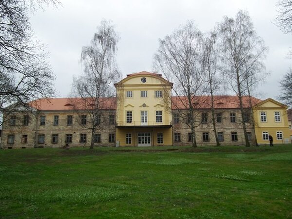 Zámek Vrbičany prochází postupnou obnovou. 