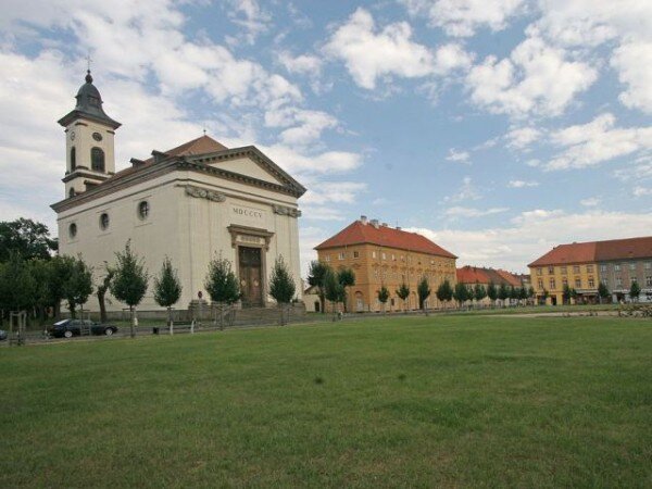 Město Terezín založil v roce 1780 Josef II. na obranu proti Prusům. Na snímku je kostel Vzkříšení Páně na náměstí.