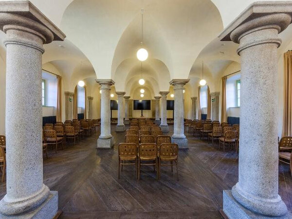 Sympozium se bude konat v přednáškovém sále Centra studijních pobytů v Českém Krumlově.