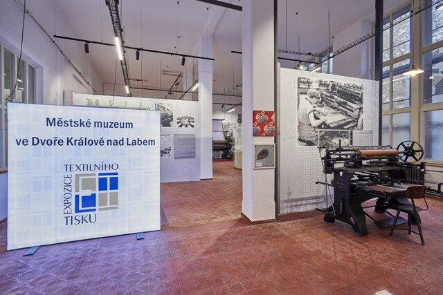 V dílnách bývalé textilní školy na nábřeží Jiřího Wolkera ve Dvoře Králové nad Labem bude od 1. listopadu pro veřejnost otevřena nová expozice textilního tisku místního muzea.
