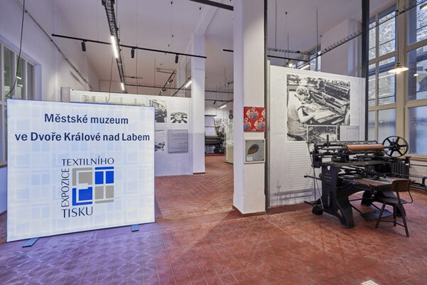 V dílnách bývalé textilní školy na nábřeží Jiřího Wolkera ve Dvoře Králové nad Labem bude od 1. listopadu pro veřejnost otevřena nová expozice textilního tisku místního muzea.