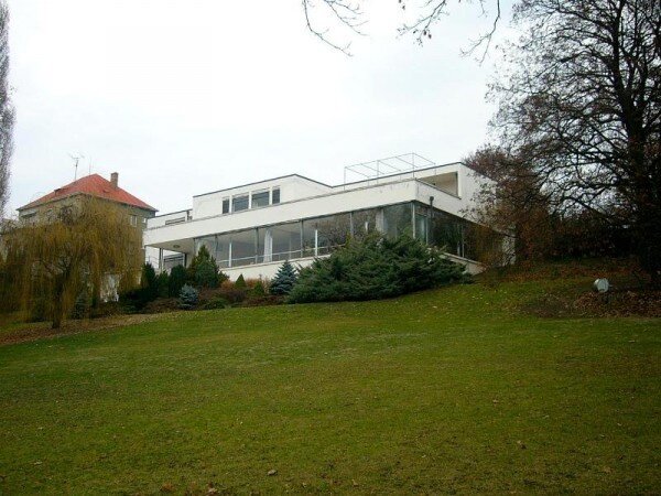 Jediná památka moderní architektury na území České republiky zapsaná na seznamu světového kulturního dědictví UNESCO. Vila Tugendhat v Brně od Ludwiga Miese van der Rohe z let 1928–1930.