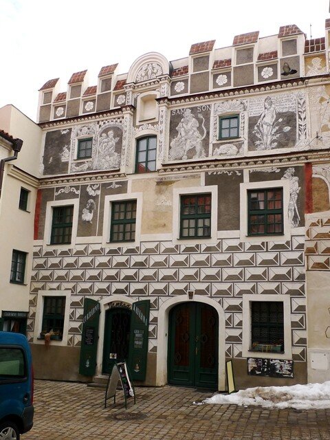 Renesanční Heydlův dům nad Dolní bránou v Prachaticích je bohatě zdobený sgrafity.