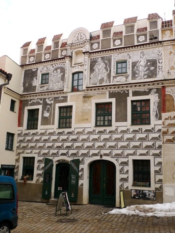 Renesanční Heydlův dům nad Dolní bránou v Prachaticích je bohatě zdobený sgrafity.