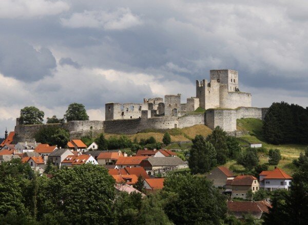 Hrad Rabí je největší zříceninou v Čechách. V roce 1978 byl hrad vyhlášen národní kulturní památkou. 