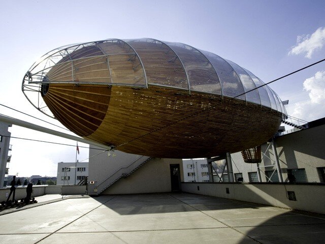 Od prosince loňského roku obohacuje střešní krajinu Centra současného umění DOX vzducholoď s názvem Gulliver.