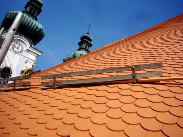 Detail střechy hlavní lodi kostela Panny Marie Bolestné ve Sloupu s novými bobrovkami společnosti Tondach.
