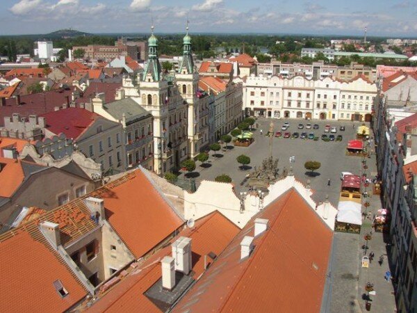 Pardubice – Pernštýnské náměstí v centru městské památkové rezervace.  