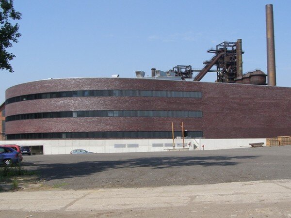 Budova Světa techniky od týmu pražského architekta Josefa Pleskota v Ostravě-Vítkovicích