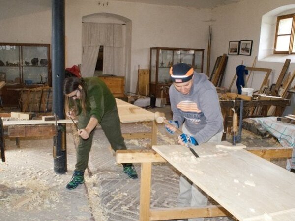 Truhlářské kurzy probíhají v areálu Horní tvrze v Kestřanech. Jejich účastníci na snímku pracují na svlakových dveřích.