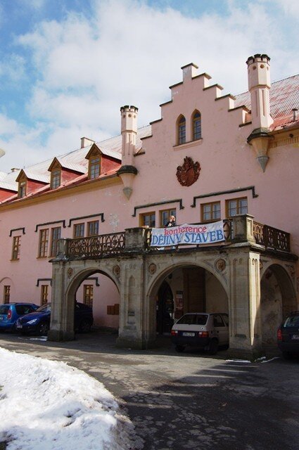 Tradiční pohled vítající účastníky přijíždějící na konferenci Dějiny staveb v Nečtinech.