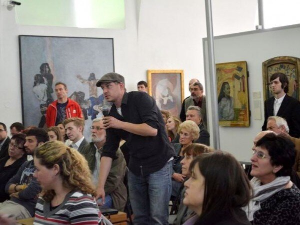Diskutující v Galerii moderního umění v Roudnici nad Labem