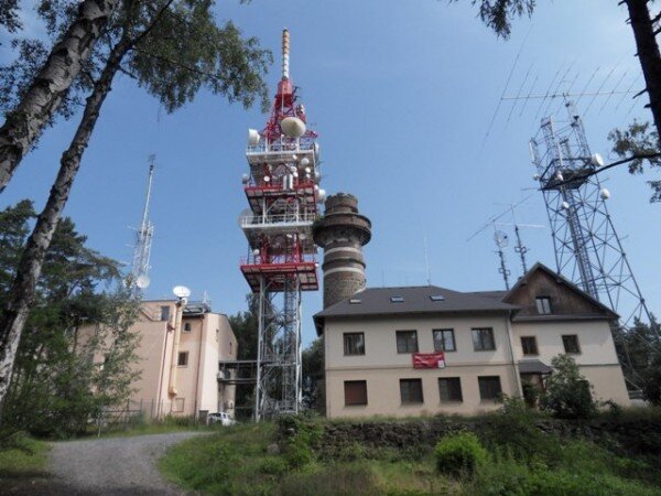 V bezprostřední blízkosti rozhledny na Krkavci vyrostly dvě telekomunikační věže. 