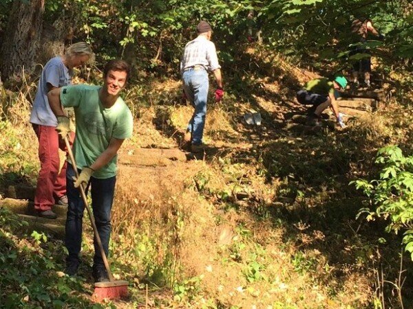 Zahraniční i naši dobrovolníci čistili cesty a schody k pomníku padlým v první světové válce.