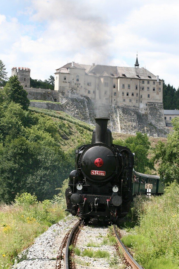 Desítky let představovala lokomotiva řady 434.2186 ikonu nostalgických jízd v okolí Prahy, především na Posázavském pacifiku. Zde na trati projíždí okolo hradu Český Šternberk.