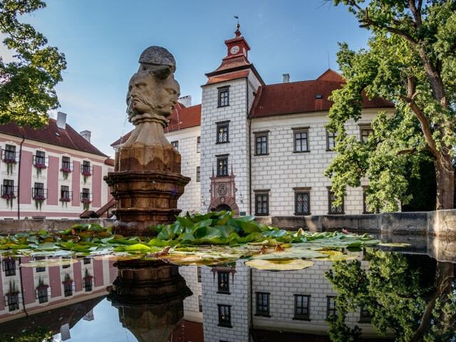 Zámek v Třeboni má za sebou jarní úklid expozic. Pracuje se na úpravě cest a zámeckém parku.
