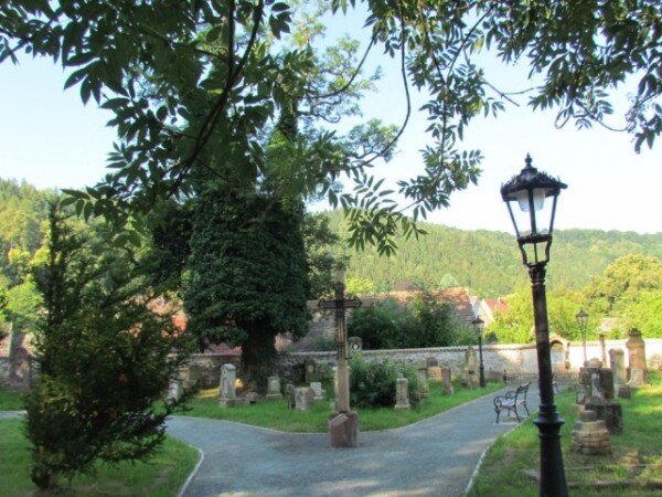 Bývalý hřbitov u kostela sv. Martina v Sázavě se proměnil v klidnou zónu s lapidáriem, výstavní síní a venkovním pódiem.