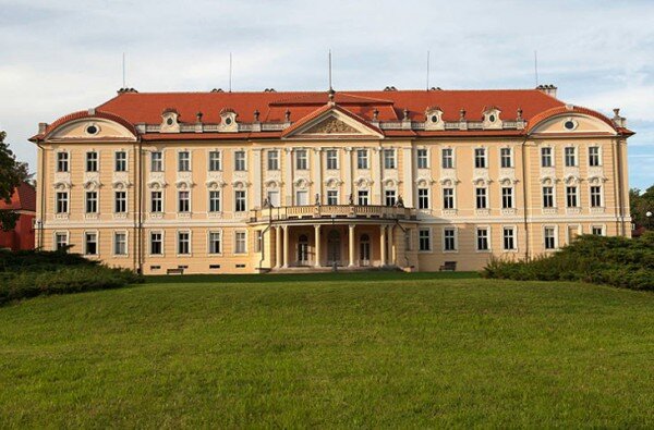 Zámek v Tloskově na Benešovsku (ilustrační foto)