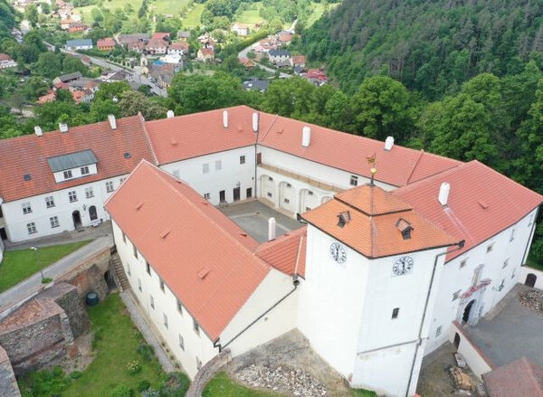 Dolní zámek v Kunštátu s novou pálenou střechou Tondach