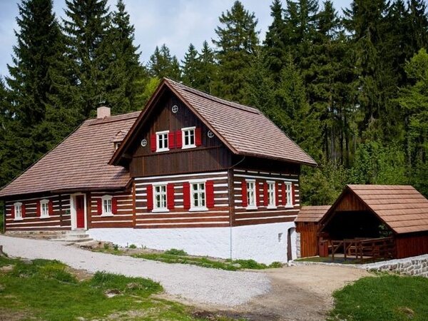 Liščí bouda, zrekonstruovaná roubenka v bývalé osadě Kristiánov