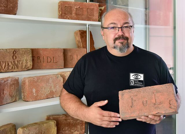 Vedoucí projektu Ondřej Anton má v oblibě cihly s otisky zvířecích a lidských stop.