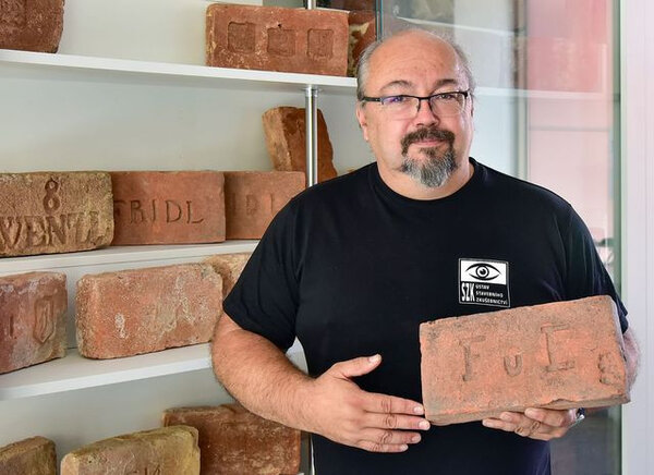 Vedoucí projektu Ondřej Anton má v oblibě cihly s otisky zvířecích a lidských stop.