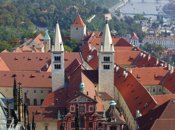 K nejvýznamnějším památkám, které kryjí Malé prejzy společnosti Tondach, patří bazilika sv. Jiří na Pražském hradě.