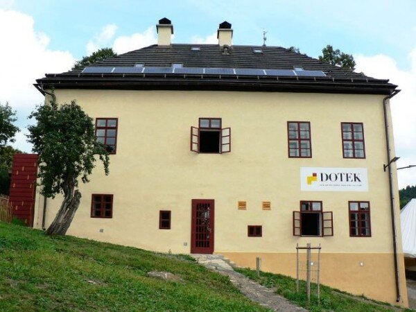 Opravená fara v Horním Maršově slouží středisku ekologické výchovy a etiky Rýchory SEVER.