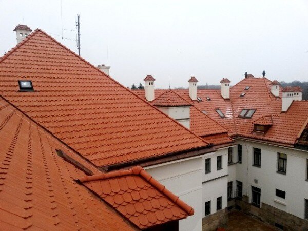 Okresní soud v Nymburce kryjí nově bobrovky společnosti Tondach.