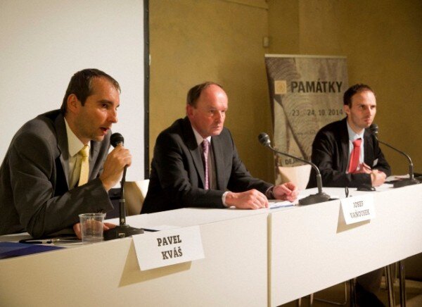 První panelové diskuze se zúčastnili Pavel Kváš z České spořitelny a Josef Vaňousek z Československé obchodní banky.