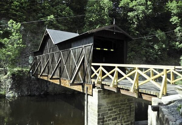 Most se sedlovou střechou přes Jizeru u silnice ze Semil do Jilemnice je nominován v kategorii Záchrana památky.