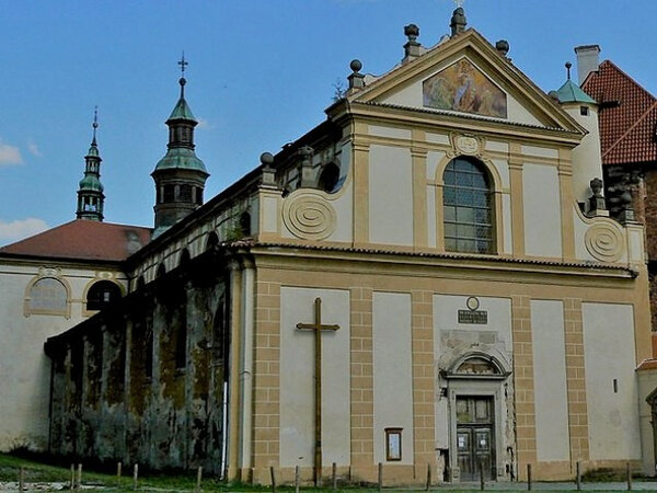 Kostel Nanebevzetí Panny Marie je románská stavba, později zakrytá barokní architekturou.
