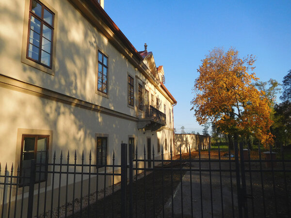 Pohled na takzvaný panský dům v roce 2021