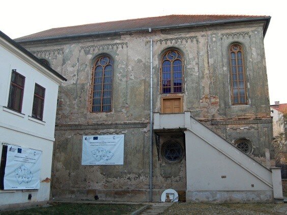Stará synagoga byla postavena v roce 1859 jako první novodobý židovský svatostánek v Plzni podle návrhu stavitele Martina Stelzera.