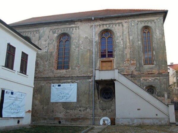 Stará synagoga byla postavena v roce 1859 jako první novodobý židovský svatostánek v Plzni podle návrhu stavitele Martina Stelzera.
