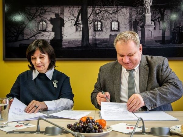 Naďěžda Goryczková a Bohumil Jiroušek při podpisu nové dohody o spolupráci