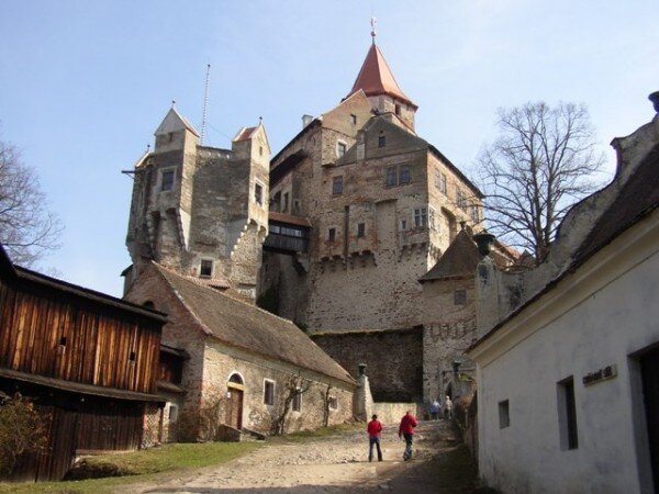 Na hradě Pernštejn bude 18. dubna 2012 slavnostně otevřena expozice „Hrad Pernštejn a jeho majitelé v průběhu staletí“.