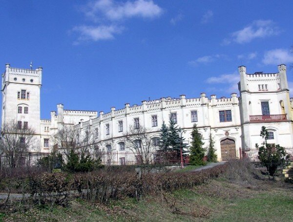 Chloubou zámku Nový Světlov je hlavní divadelní sál, který vznikl po zastřešení nádvoří originální prosklenou konstrukcí.