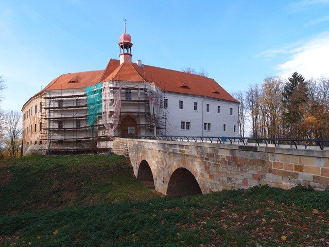 Památkově chráněný zámecký areál ve Stráži pod Ralskem se nachází na vyvýšeném místě východně od historického jádra města.