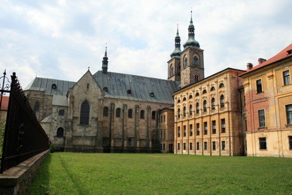 Na pozůstatky zděných základů z románského období narazili archeologové asi 80 metrů od klášterního kostela. 
