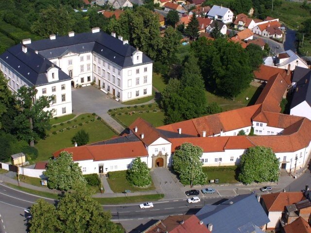 Dosavadní břidlici na hlavním objektu zámku ve Vizovicích nahradí bobrovky společnosti Tondach. Sjednotí se tak ráz střech všech budov areálu.