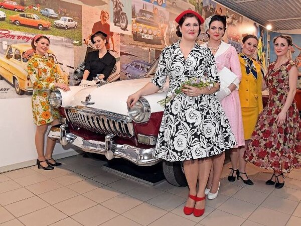 Na vernisáži výstavy mohli návštěvníci potkat i ženy v dobových oděvech z éry socialismu.