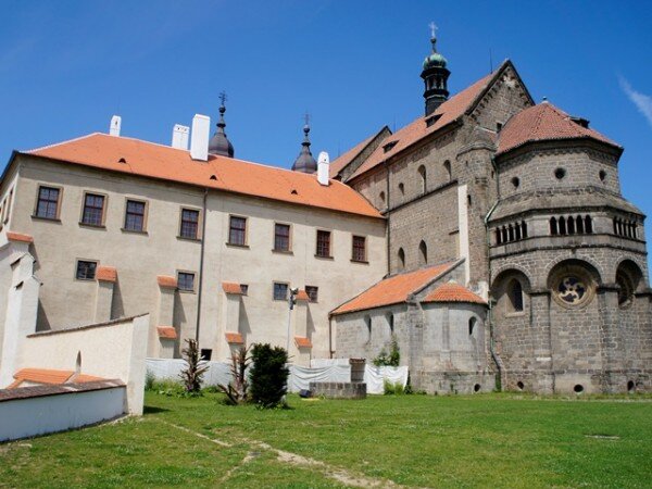 Původní benediktinský klášter v Třebíči, nynější zámek, bude tématem první přednášky v rámci cyklu Rodinné stříbro – památky kolem nás.  
