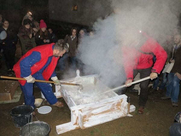 V programu Vápenické soboty jsou připraveny praktické ukázky hašení vápna.
